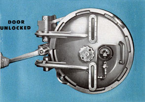 Figure 34 Breech door locking ring
turned, door unlocked, lugs on door
disengaged, door ready to open.
